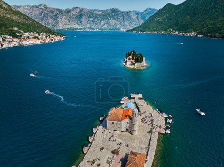 Perast y faro naval en Montenegro