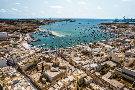 Foto de Pueblo de Marsaxlokk en Malta en el fondo - Imagen libre de derechos