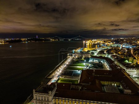 Téléchargez les photos : Ville de Lisbonne la nuit, Portugal - en image libre de droit