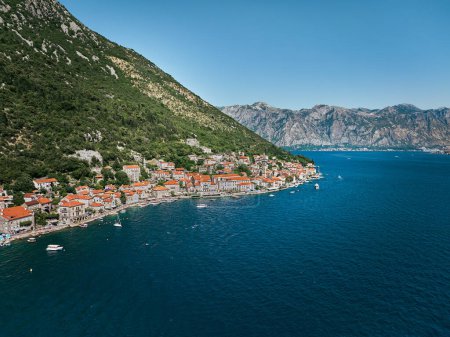Foto de Ciudad de Perast en Montenegro en segundo plano - Imagen libre de derechos