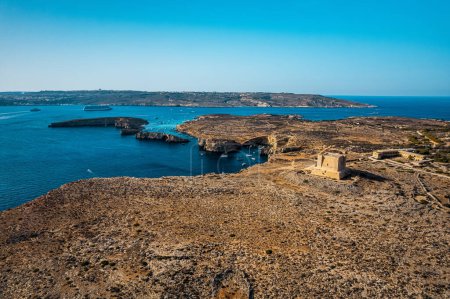 Téléchargez les photos : Île de Comino à Malte sur fond - en image libre de droit