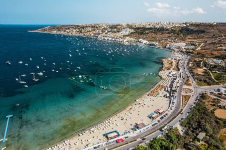 Téléchargez les photos : Baie de Melliea à Malte sur fond - en image libre de droit