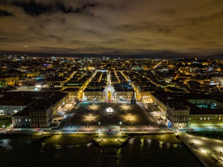 Téléchargez les photos : City of Lisbon by night, Portugal - en image libre de droit