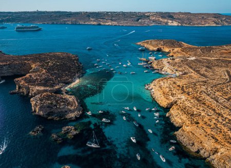 Téléchargez les photos : Island of Comino in Malta on background - en image libre de droit