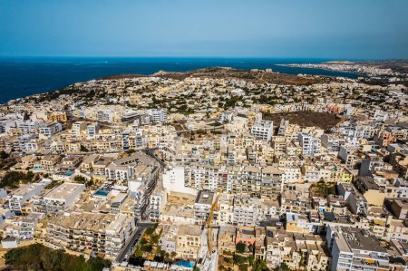 Foto de Bahía de Melliea en Malta en segundo plano - Imagen libre de derechos
