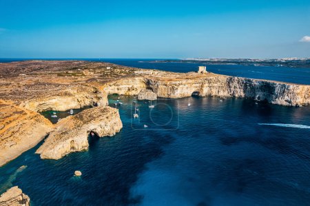 Foto de Island of Comino in Malta on background - Imagen libre de derechos