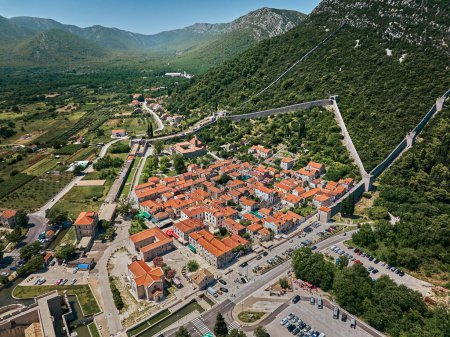 Foto de Pueblo de Ston en Croacia en el fondo - Imagen libre de derechos