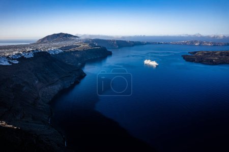 Téléchargez les photos : Aerial view on Santorini island, Greece - en image libre de droit
