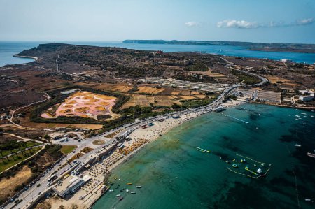 Téléchargez les photos : Baie de Melliea à Malte sur fond - en image libre de droit