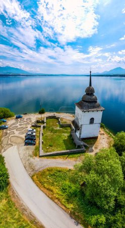 Téléchargez les photos : Eglise de la Vierge Marie près de Liptovska Mara, Slovaquie - en image libre de droit
