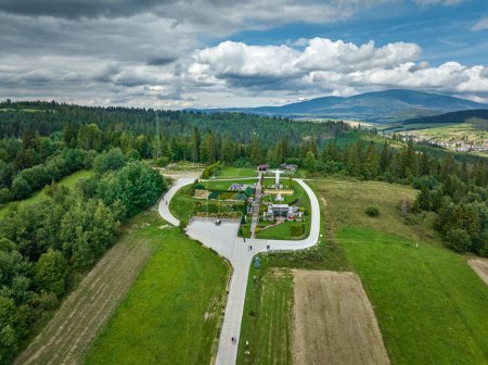 Téléchargez les photos : Vue aérienne de la statue de Jésus dans le village de Klin en Slovaquie - en image libre de droit