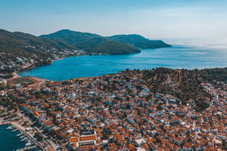 Téléchargez les photos : Île de Poros en Grèce sur fond - en image libre de droit