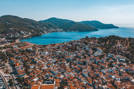 Foto de Island of Poros in Greece on background - Imagen libre de derechos