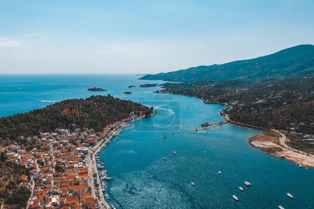 Téléchargez les photos : Island of Poros in Greece on background - en image libre de droit