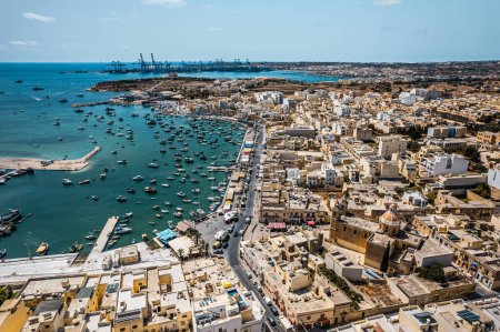 Foto de Pueblo de Marsaxlokk en Malta en el fondo - Imagen libre de derechos