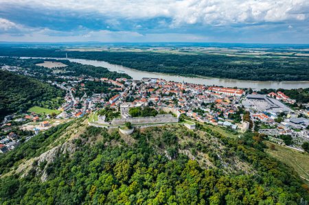 Téléchargez les photos : Ville de Hainburg sur la rivière Donau, Autriche - en image libre de droit