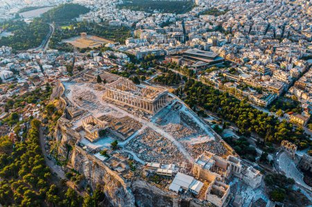 Foto de Acrópolis de Atenas en Grecia en el fondo - Imagen libre de derechos