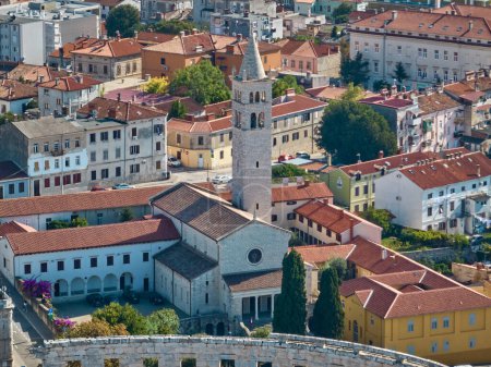 Téléchargez les photos : City of Pula in Croatia on background - en image libre de droit