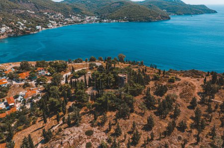 Téléchargez les photos : Île de Poros en Grèce sur fond - en image libre de droit