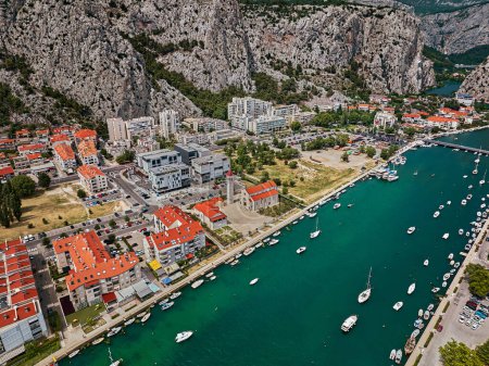 Téléchargez les photos : Town of Omi in Croatia on background - en image libre de droit