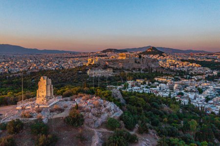 Foto de Acrópolis de Atenas en Grecia en el fondo - Imagen libre de derechos