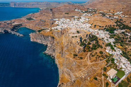 Foto de Lindos Beach and Acropolis in Rhodes, Greece - Imagen libre de derechos