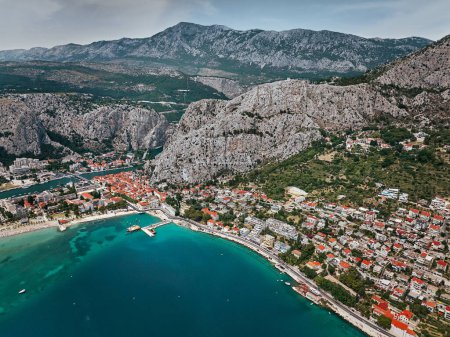 Téléchargez les photos : Ville d'Omi en Croatie sur fond - en image libre de droit