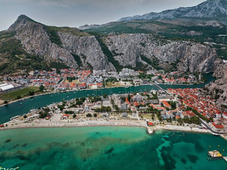 Foto de Ciudad de Omi en Croacia en el fondo - Imagen libre de derechos