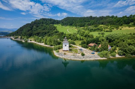 Téléchargez les photos : Eglise de la Vierge Marie près de Liptovska Mara, Slovaquie - en image libre de droit