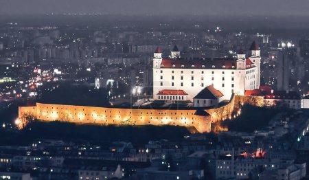 Foto de Vista aérea del dron del Castillo de Slavin y Bratislava, Eslovaquia - Imagen libre de derechos