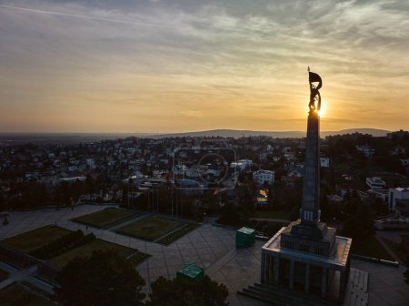 Foto de Vista aérea del monumento conmemorativo de Slavin y del cementerio militar durante el atardecer en Bratislava, Eslovaquia - Imagen libre de derechos