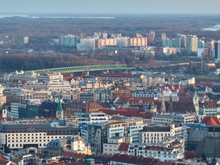 Téléchargez les photos : Vue aérienne sur Slavin et le château de Bratislava, Slovaquie - en image libre de droit