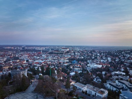 Téléchargez les photos : Vue aérienne sur Slavin et le château de Bratislava, Slovaquie - en image libre de droit