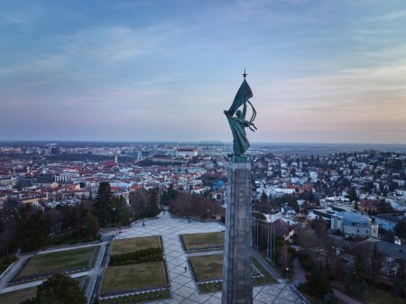 Foto de Vista aérea del monumento conmemorativo de Slavin y del cementerio militar durante el atardecer en Bratislava, Eslovaquia - Imagen libre de derechos