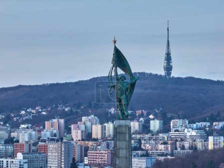 Téléchargez les photos : Vue aérienne par drone du monument commémoratif et du cimetière militaire de Slavin au coucher du soleil à Bratislava, Slovaquie - en image libre de droit