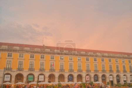 Téléchargez les photos : Lisbonne, Portugal - 02 juin 2023 : Vue charmante sur les bâtiments historiques de Lisbonne, au Portugal, mettant en valeur le riche patrimoine architectural de la ville - en image libre de droit