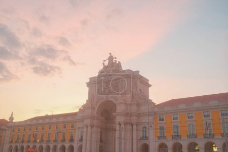 Foto de Lisboa, Portugal - 02 de junio de 2023: Encantadora vista de edificios históricos en Lisboa, Portugal, mostrando el rico patrimonio arquitectónico de la ciudad - Imagen libre de derechos