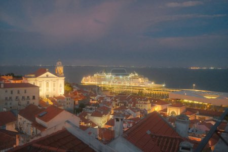 Téléchargez les photos : Lisbonne, Portugal - 02 juin 2023 : vue imprenable sur l'architecture historique de Lisbonne au coucher du soleil - en image libre de droit