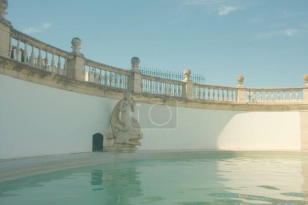 Foto de Plaza del Imperio con la fuente en el centro y Monasterio de Jerónimos en el fondo. Lisboa, Portugal - Imagen libre de derechos