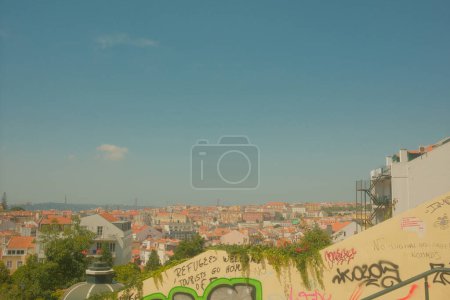 Téléchargez les photos : Vue aérienne de la ville de Lisbonne sur fond de ciel bleu - en image libre de droit