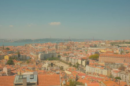 Téléchargez les photos : Vue aérienne de la ville de Lisbonne sur fond de ciel bleu - en image libre de droit