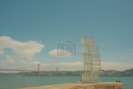 Téléchargez les photos : Lisbonne, Portugal - 02 juin 2023 : Belle vue sur le Tage avec la ville de Lisbonne en arrière-plan - en image libre de droit