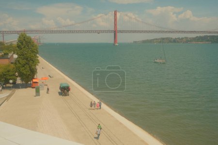 Téléchargez les photos : Lisbonne, Portugal - 02 juin 2023 : Belle vue sur le Tage avec la ville de Lisbonne en arrière-plan - en image libre de droit