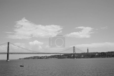 Foto de Lisboa, Portugal - 02 de junio de 2023: Hermosa vista del río Tajo con la ciudad de Lisboa en el fondo - Imagen libre de derechos
