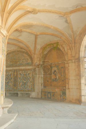 Foto de Lisboa, Portugal - 02 de junio de 2023: Interior de la antigua iglesia en Lisboa, Portugal - Imagen libre de derechos