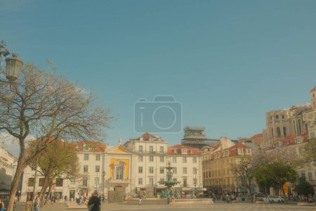 Téléchargez les photos : Lisbonne, Portugal - 02 juin 2023 : Vue charmante sur les bâtiments historiques de Lisbonne, au Portugal, mettant en valeur le riche patrimoine architectural de la ville - en image libre de droit