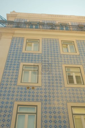 Téléchargez les photos : Beaux bâtiments anciens à Lisbonne, Portugal, avec leurs conceptions fantaisistes et leurs détails complexes - en image libre de droit