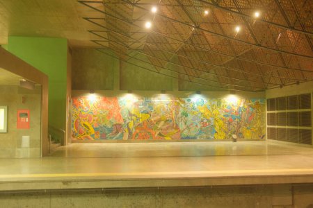 Foto de Lisboa, Portugal - 02 de junio de 2023: interior de la moderna estación de tren de Lisboa - Imagen libre de derechos