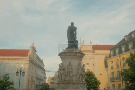 Foto de Lisboa, Portugal - 02 de junio de 2023: Encantadora vista de edificios históricos y escultura en Lisboa, Portugal, que muestra el rico patrimonio arquitectónico de la ciudad - Imagen libre de derechos