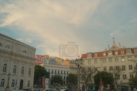 Foto de Lisboa, Portugal - 02 de junio de 2023: Encantadora vista de edificios históricos en Lisboa, Portugal, mostrando el rico patrimonio arquitectónico de la ciudad - Imagen libre de derechos